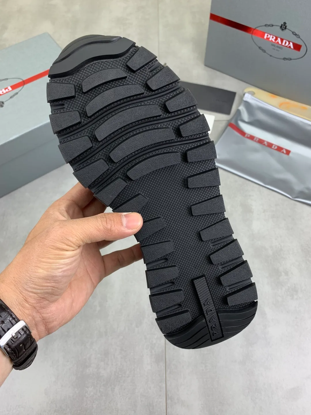 Men's Men's Shoes 💰P500💰【New Style】 (PRADA) The latest model of men's shoes has been launched on the official website in 1:1 copy, synchronized with Hong Kong counters, and on the same catwalk; all made of cowhide Epoxy mesh ➕Imported breathable fabric with cowhide lining, 🍡🍡Original 1:1 rubber outsole, non-slip and wear-resistant; comfortable on the feet, attractive style, fine workmanship, and simple and neat shoe lasts, highlighting a man's boldness and toughness, 👍size 38 to 44 3⃣️Color🉑️Choose